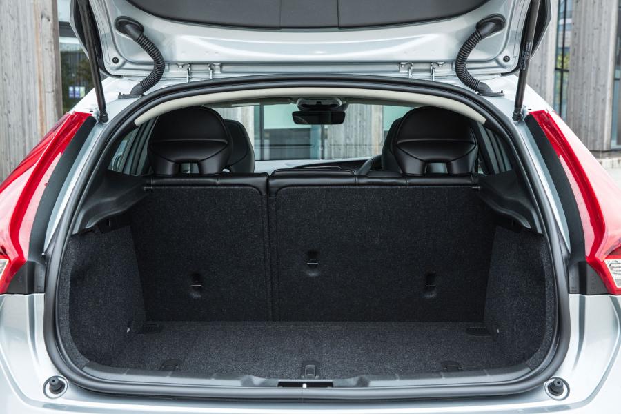 Багажник Volvo V40 D4 Inscription 2016 года  (UK) (фото 13 из 34)